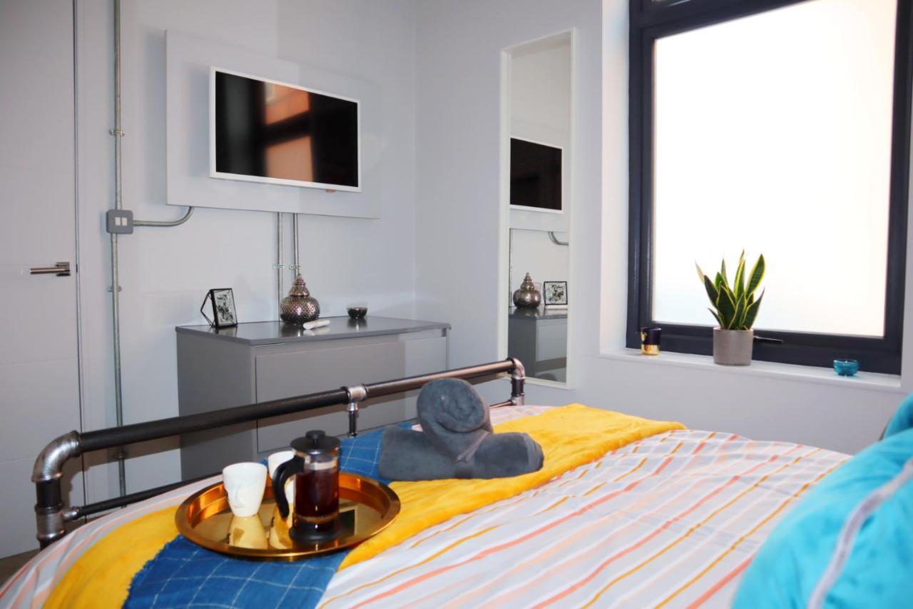 Trendy Urban Industrial Apartment - Great Location - Parking - Fast Wifi - Smart Tv - Beautiful 2 Double Bedroom Apartment Sleeps Up To 4! بورنماوث المظهر الخارجي الصورة