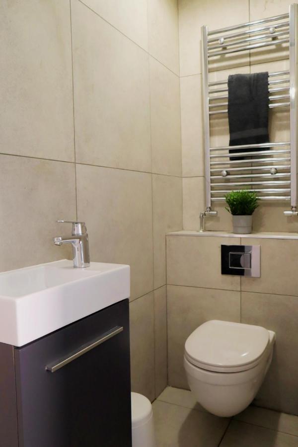 Trendy Urban Industrial Apartment - Great Location - Parking - Fast Wifi - Smart Tv - Beautiful 2 Double Bedroom Apartment Sleeps Up To 4! بورنماوث المظهر الخارجي الصورة