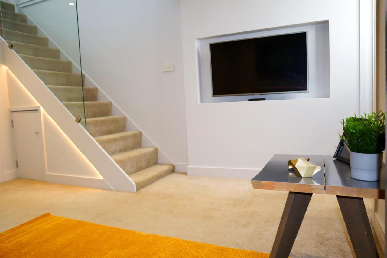 Trendy Urban Industrial Apartment - Great Location - Parking - Fast Wifi - Smart Tv - Beautiful 2 Double Bedroom Apartment Sleeps Up To 4! بورنماوث المظهر الخارجي الصورة