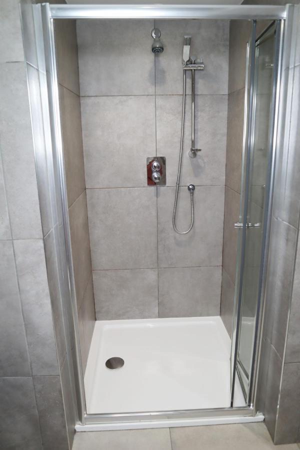 Trendy Urban Industrial Apartment - Great Location - Parking - Fast Wifi - Smart Tv - Beautiful 2 Double Bedroom Apartment Sleeps Up To 4! بورنماوث المظهر الخارجي الصورة