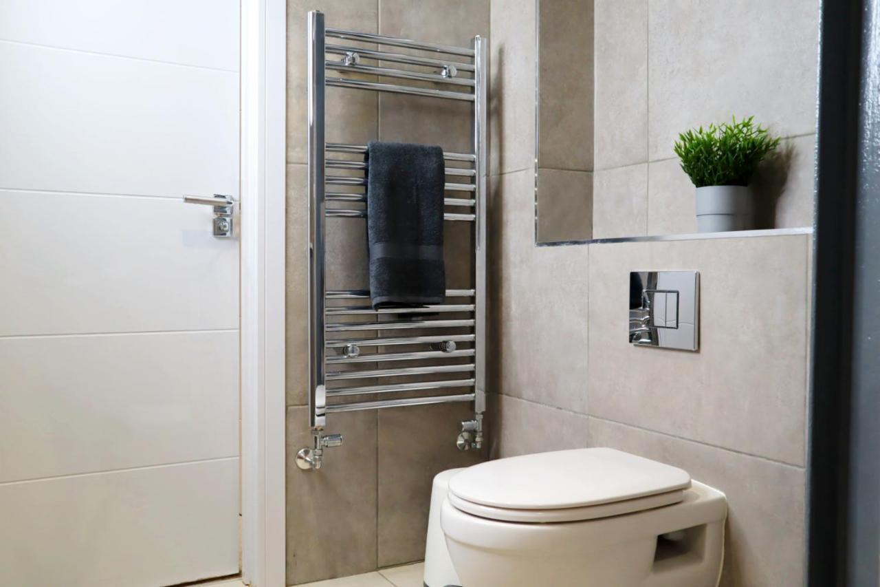 Trendy Urban Industrial Apartment - Great Location - Parking - Fast Wifi - Smart Tv - Beautiful 2 Double Bedroom Apartment Sleeps Up To 4! بورنماوث المظهر الخارجي الصورة