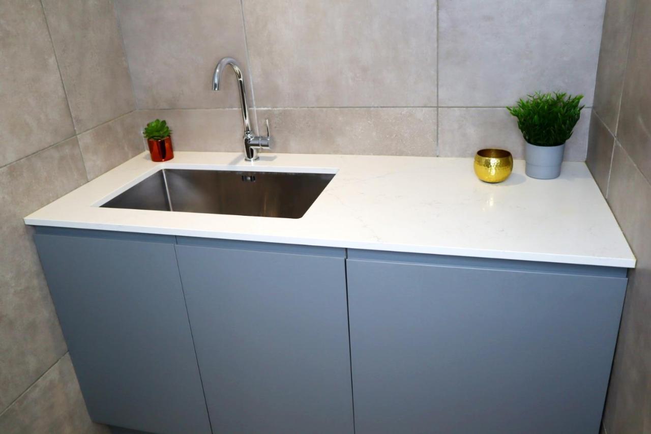 Trendy Urban Industrial Apartment - Great Location - Parking - Fast Wifi - Smart Tv - Beautiful 2 Double Bedroom Apartment Sleeps Up To 4! بورنماوث المظهر الخارجي الصورة